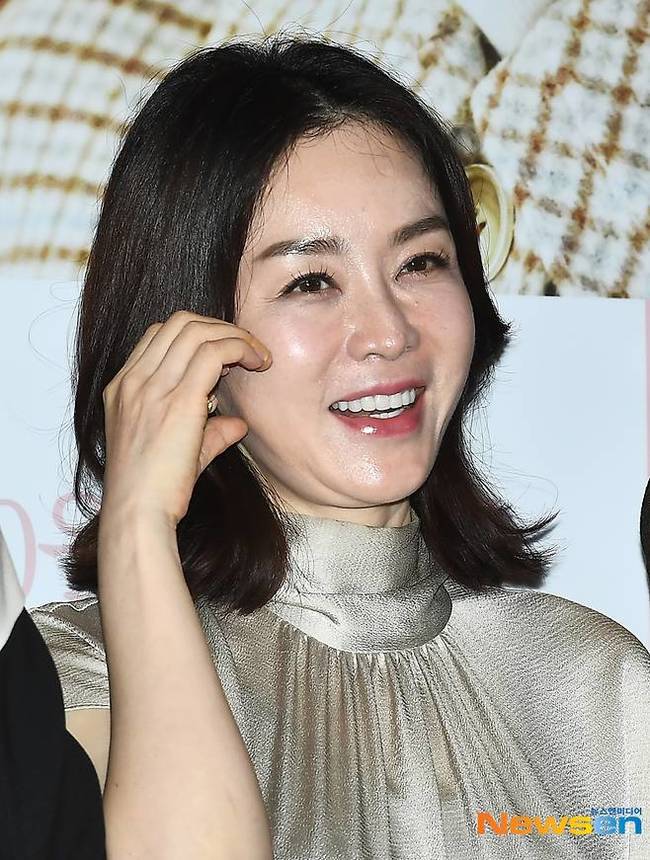 笑顔で頬に手を添えるキム・ジョンナン