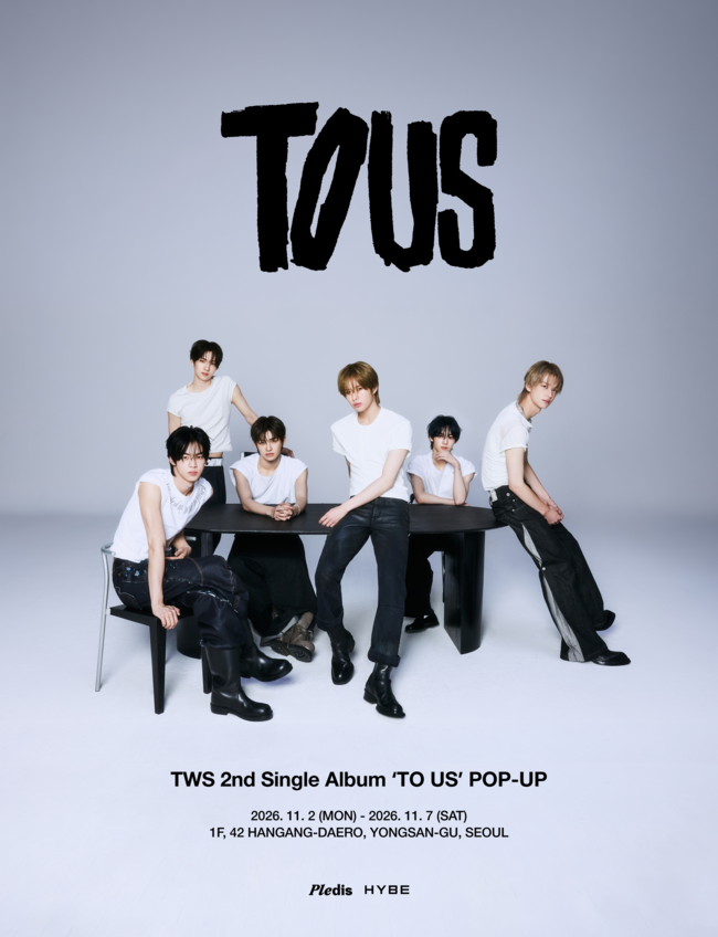 TWSの6人がテーブルを囲む、新作『TO US』のポップアップ告知画像。開催期間は11月2日から7日までと記載されている。