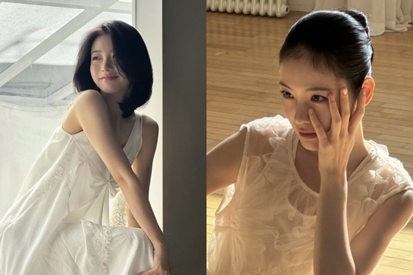 白いドレス姿でボブヘアと、髪を後ろでまとめた姿を見せるシン・イェウン。