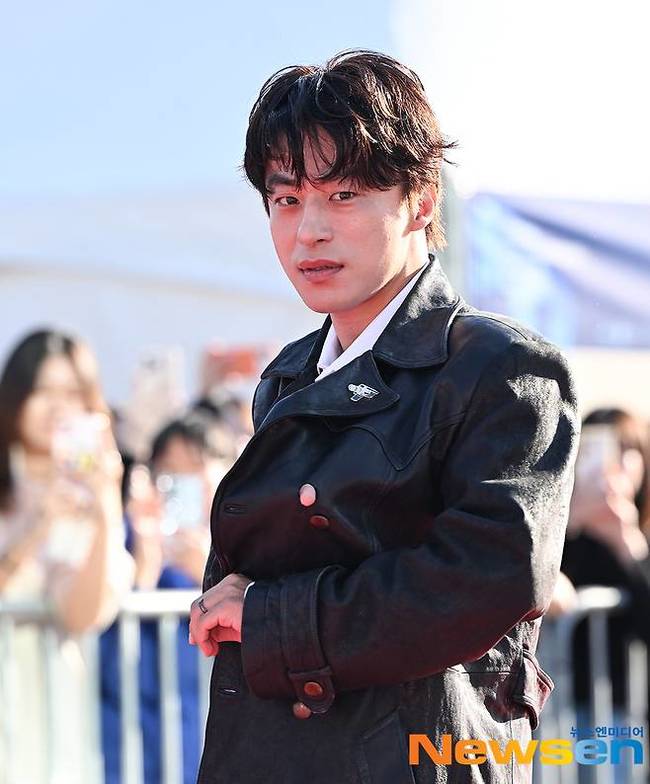 黒いレザージャケット姿でカメラに視線を向けるク・ギョファン