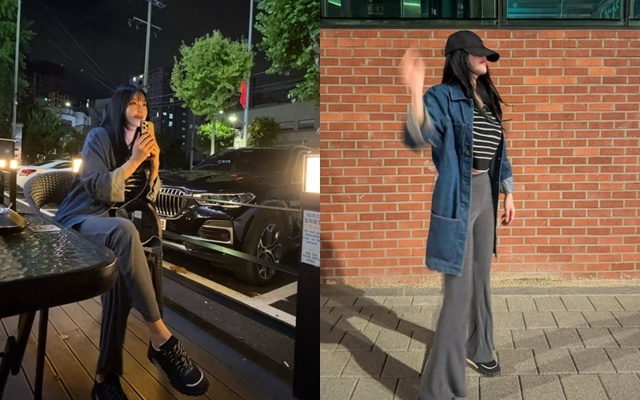 夜の屋外で椅子に座る姿と、キャップにデニムのロングシャツを重ねて立つ姿を並べたホン・ジニョンの写真