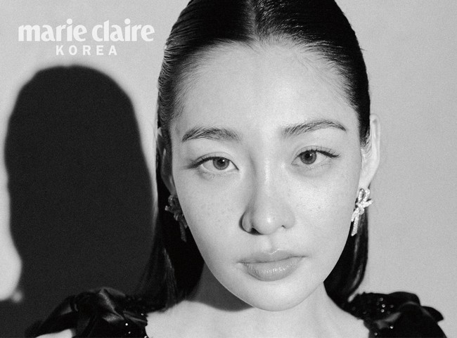 マリ・クレールの白黒写真で正面を見つめるキム・ミンハ