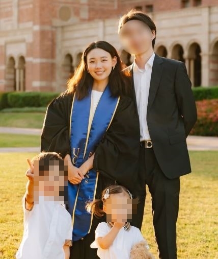 キム・スミンが夫と子どもたちと写る家族写真。家族の顔にはぼかしが入っている