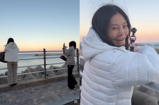 海を背景に並び、娘がファン・シネを撮影する母娘の姿