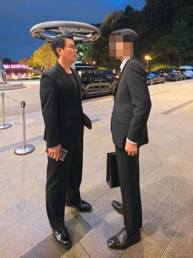 スーツ姿で並ぶイ・ヒョヌと息子。息子の顔にはぼかしが入っている