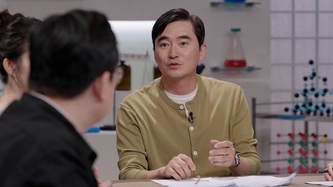 SBS『三つの視線』の収録で話すMCのキム・ソクフン