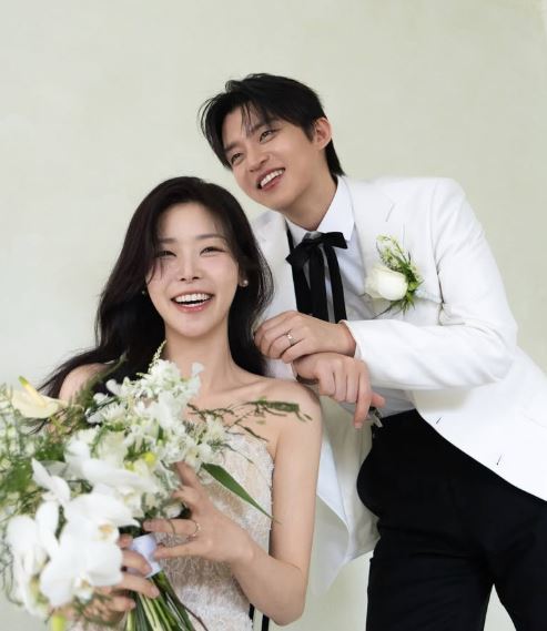 結婚を発表したミュージカル俳優のユン・ジェホとソン・ユハ。白い衣装で寄り添っている