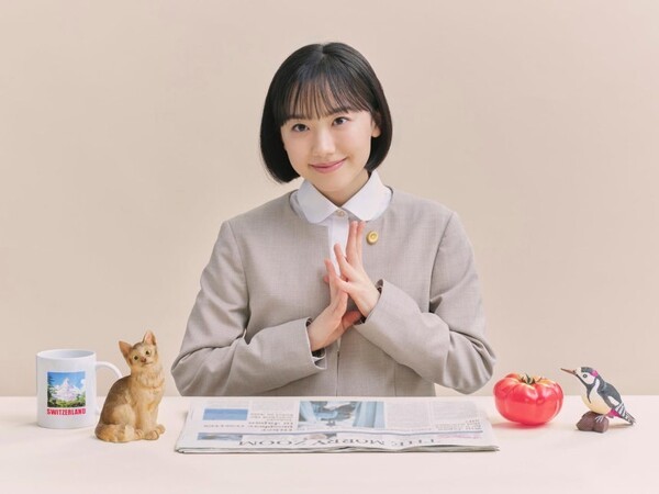 ドラマ『南田南は天才弁護士』の芦田愛菜が小物を並べた机の前に座る