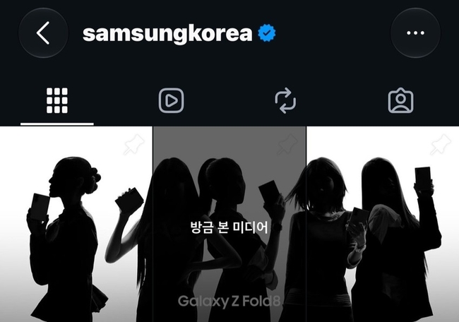 Samsung KoreaのSNSに投稿された、Galaxy Z Fold8を手にする5人の女性の白黒シルエット