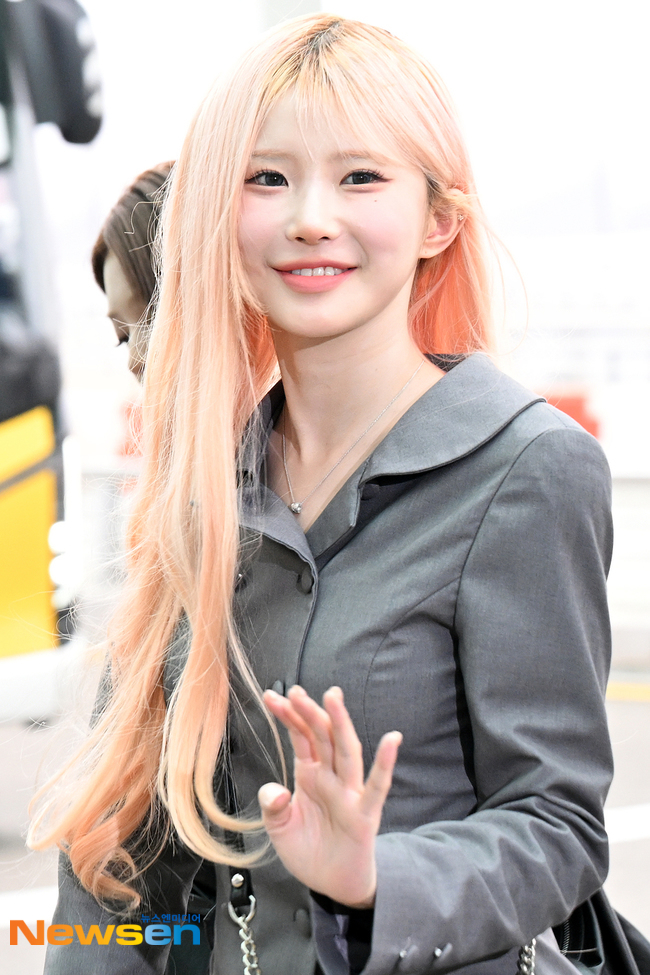 明るいブロンドヘアにグレーのジャケットを合わせ、仁川空港で手を振るfromis_9のソン・ハヨン