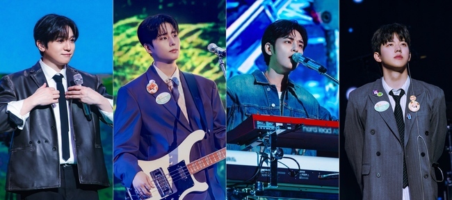 ファンミーティングのステージで歌唱や演奏を披露するDAY6のメンバー4人