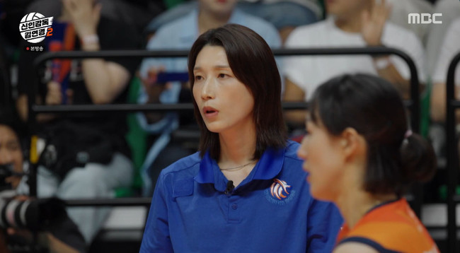 青いユニフォーム姿で試合を見つめるキム・ヨンギョン