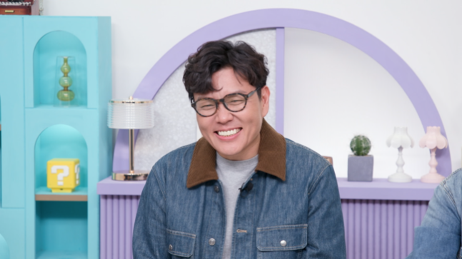 KBS 2TV『屋上部屋の問題児たち』のセットで笑顔を見せる数学講師チョン・スンジェ