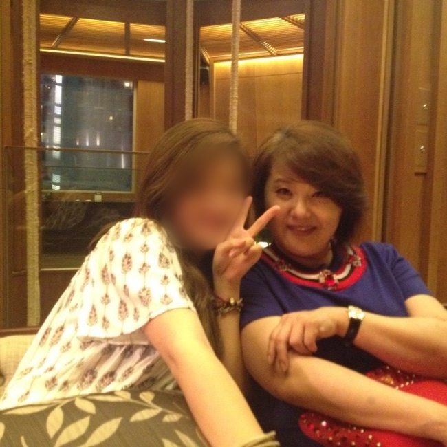 顔をぼかした娘と並び、笑顔を見せるチェ・ユラ