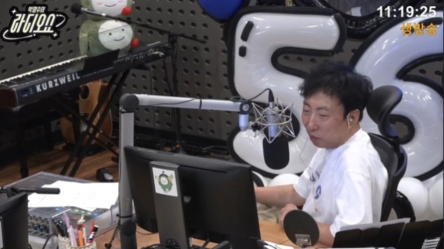 ラジオ番組のスタジオでマイクに向かうパク・ミョンス