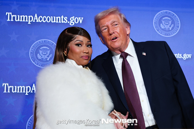 白い衣装のニッキー・ミナージュとドナルド・トランプ氏