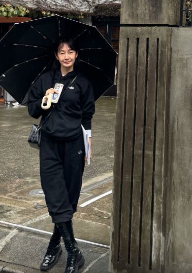 黒い服とブーツ姿で傘を持つミョン・セビン