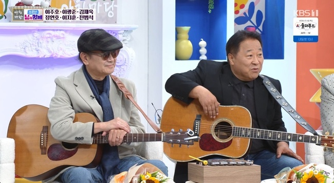 KBS 1TV『朝の広場』のスタジオでギターを手に並ぶヘバラギのイ・グァンジュンとイ・ジュホ