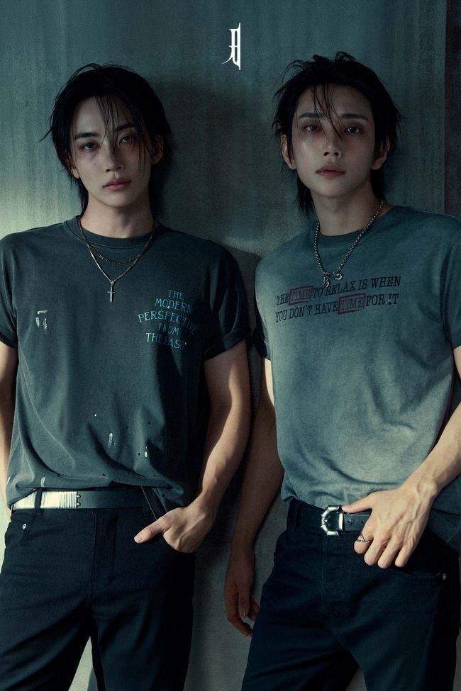 暗い色のTシャツ姿で並ぶジョンハンとジョシュア