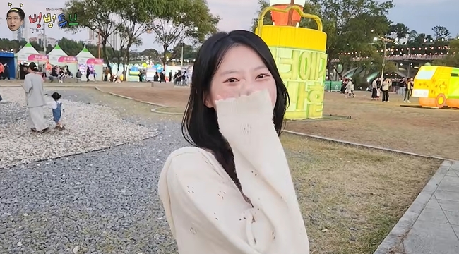 晋州の灯籠祭り会場で白いセーター姿の25期ヨンジャが笑顔を見せる動画の一場面