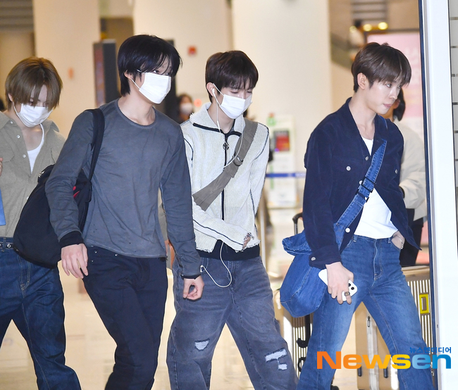 海外日程を終え、仁川国際空港を歩くNCT WISHのメンバー。マスク姿のメンバーも写っている。
