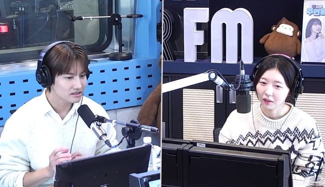 ラジオ番組で向かい合って話す東方神起のチャンミンとDJのチュ・ヒョニョン