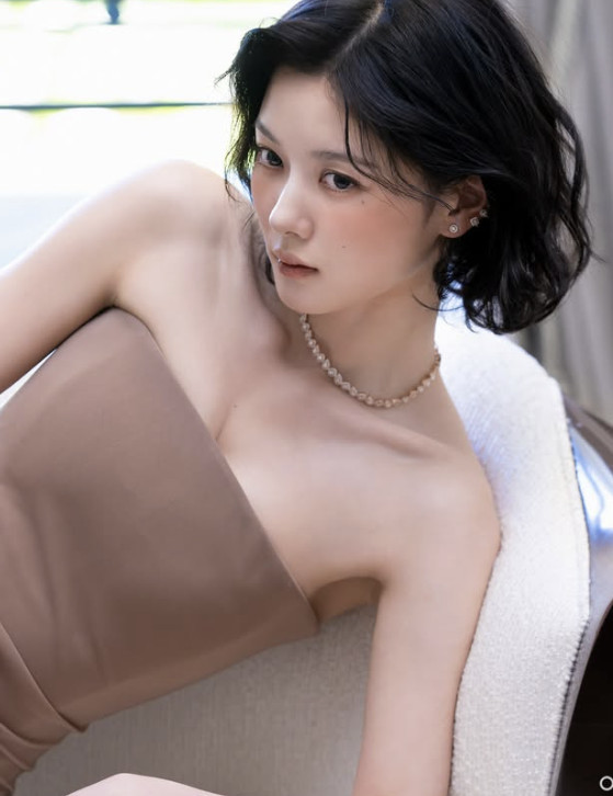 ブラウンのドレスとパールネックレスを着用したキム・ユジョンの撮影写真