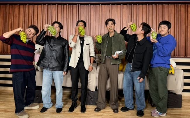 『私は一人で暮らす』の出演者6人がシャインマスカットを手に並び、ポーズを取るスタジオ写真