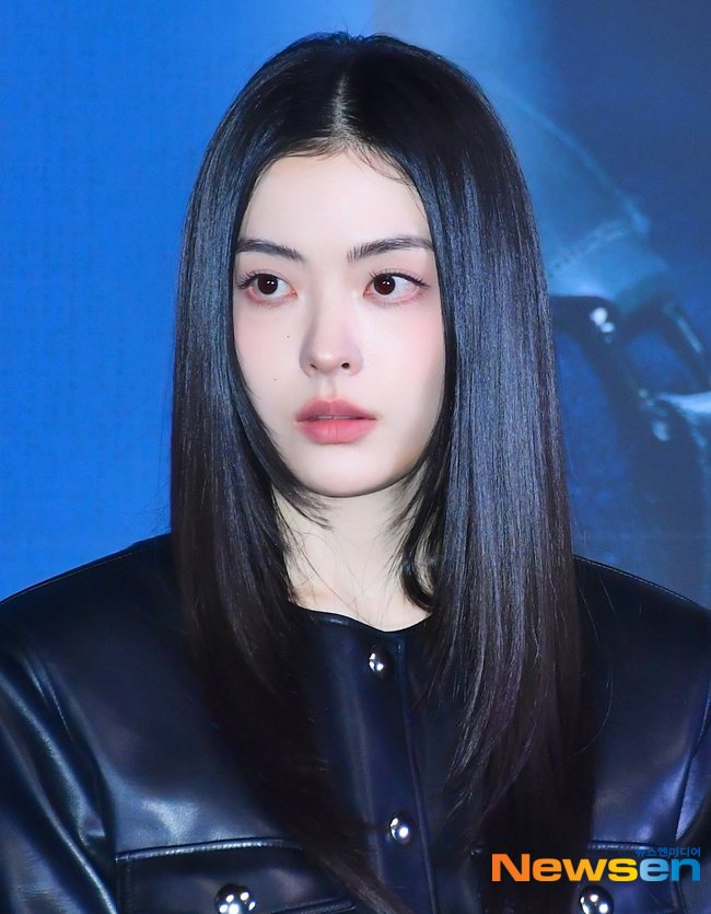 映画『最終面接』の試写会に登場したペ・ガンヒ。黒いレザージャケットを着てカメラを見つめている