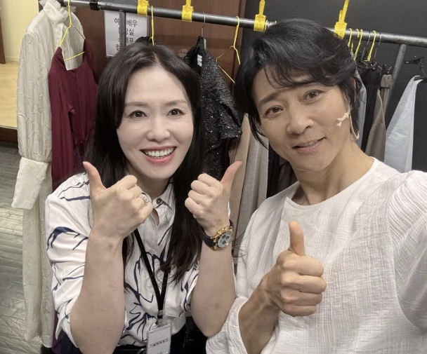 マイクを着けて並ぶチェ・スジョンとハ・ヒラ。