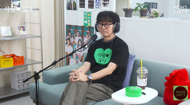 WowasanTVの動画で、ヘッドホンを着けて話すチャン・ハンジュン監督