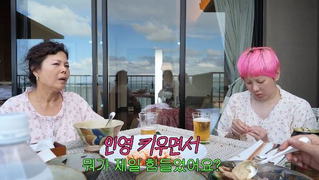 YouTubeチャンネル「개과천선 서인영」の食事場面で、ソ・イニョンと母親が話す様子。