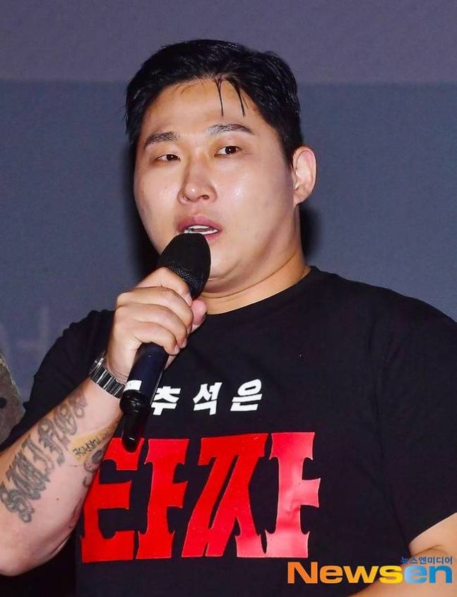黒いTシャツ姿でマイクを持つスウィングスの過去のイベント写真