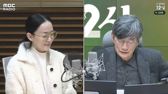 MBC標準FM『ソン・ソッキの12時』の放送画面。マイクの前に座るキム・ユナとソン・ソッキ