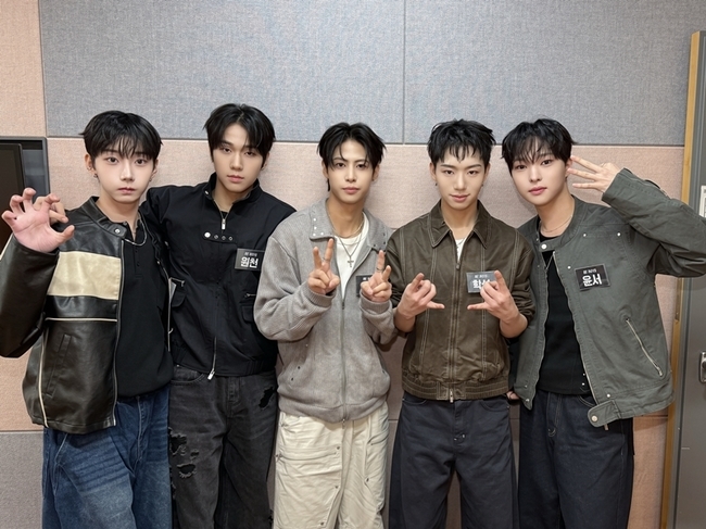 音楽番組への出演を控えるBE BOYSの5人