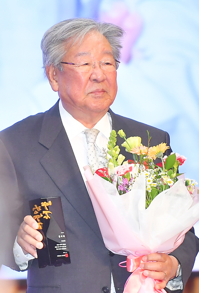 “故 <b>최불암 수의</b> 1년 전부터 <b>준비</b>” <b>박술녀</b>, 빈소 찾았다