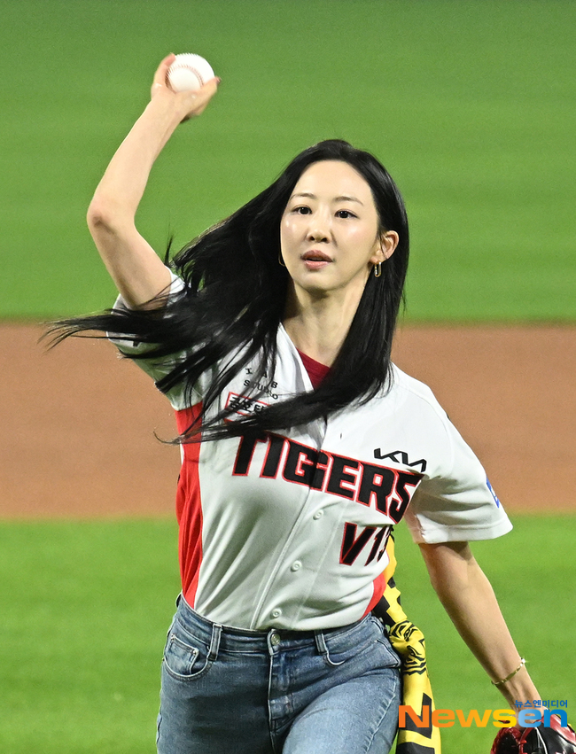 <b>김다솜</b>, 싱그러운 PO 4차전 <b>시구</b> [포토엔HD]