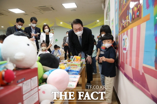 윤석열 대통령은 가격탄력제 등을 도입해 중산층이 본인 부담을 더해 고품질의 서비스를 제공받도록 해야 한다고 강조했다. 2022년 9월 27일 세종 도담동 아이누리어린이집을 방문해 아이들과 함께 아나바다 시장놀이를 참