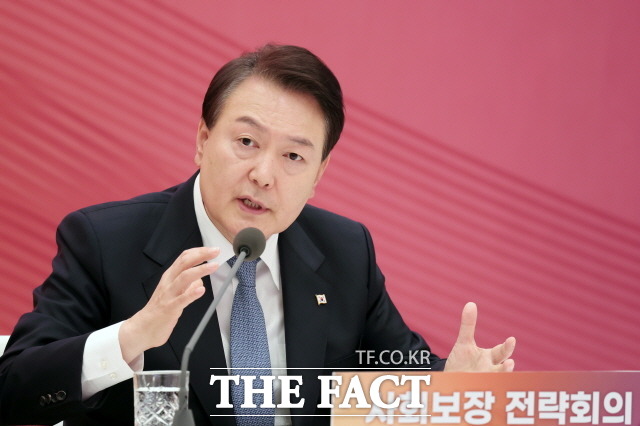 윤석열 정부가 지난달 발표한 '지속가능한 복지' 전략을 두고 논쟁이 뜨겁다. 야권은 정부가 복지 분야 민영화를 시도하는 것이라고 강하게 반발한다. 지난달 31일 청와대 영빈관에서 열린 사회보장 전략회의를 주재하고 있