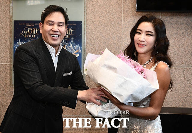 '외조 빛난' <b>정용진</b>, 장남·쌍둥이 자녀들과 함께 '부인 독주회' 응원