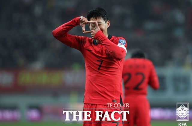 <b>손흥민</b>의 왼발 <b>감아차기</b>, 팬들이 뽑은 한국축구 ‘올해의 골’