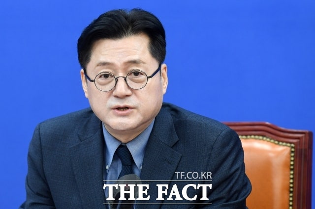 <b>홍익표</b> "<b>법무부</b>, <b>대통령</b> 부부 변호인으로 전락…정치 중립 위반"