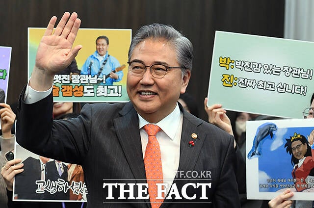 '<b>외교부</b> 마지막 출근'…국회 복귀하는 <b>박진</b> <b>장관</b> [TF사진관]