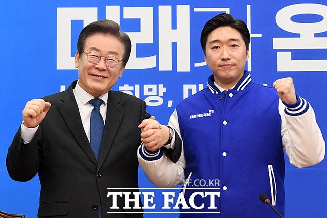 백범 사진 건 민주당, '<b>김구</b>의 후예' 김용만 영입 [TF사진관]