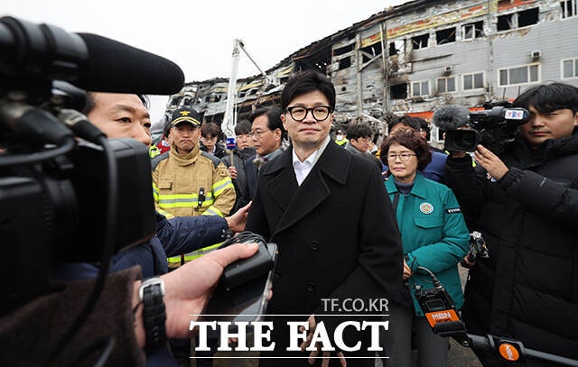 <b>문경</b> 화재 현장 찾은 <b>한동훈</b> "화재 진화·위험 수당 즉각 인상" [TF사진관]