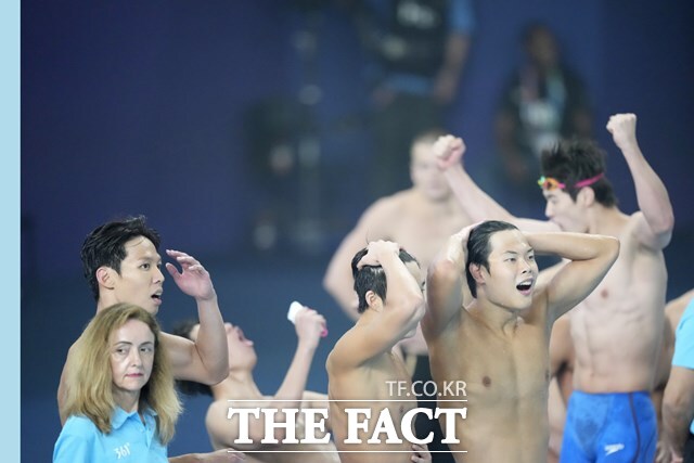 '아, 0.1초 차!'...<b>황선우</b>-<b>김우민</b> 한국수영, 800m <b>계영</b> 첫 세계 銀
