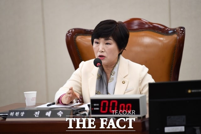 <b>전혜숙</b>, <b>민주당 탈당</b>…"이재명, 동료들 상처에 소금 뿌려"