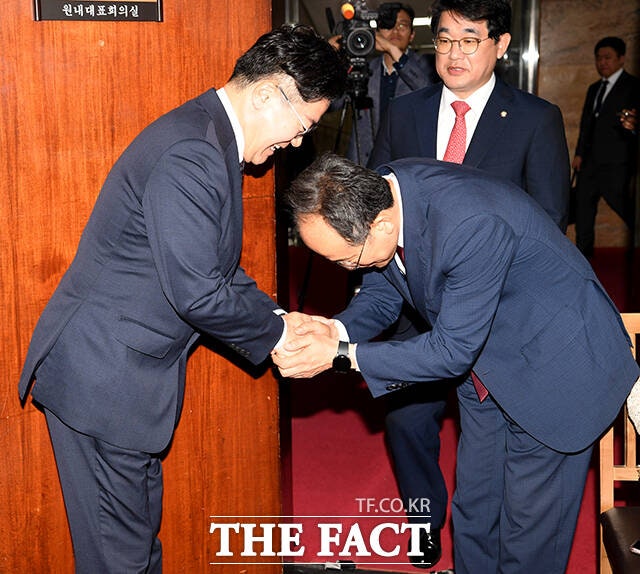 '마중나온 <b>박찬대</b>, 허리숙인 <b>추경호</b>' [TF사진관]