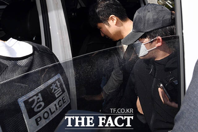 '연인 살해' <b>의대생</b> 구속 <b>송치</b>…묵묵부답