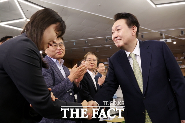 야당과 노동계 모두 이날 윤 대통령의 '노동개혁' 추진 방향에 대해 "말을 넘어 실천이 중요하다"는 반응을 보였다. 이날 민생토론회에 입장하며 참석자들과 악수하는 모습. /뉴시스